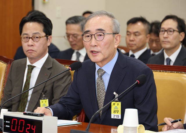 ▲ 김영섭 KT 대표이사(오른쪽)가 24일 국회 과학기술정보방송통신위원회에서 열린 통신·금융 대규모 해킹사고에 대한 청문회에서 위원 질의에 답하고 있다.ⓒ연합뉴스