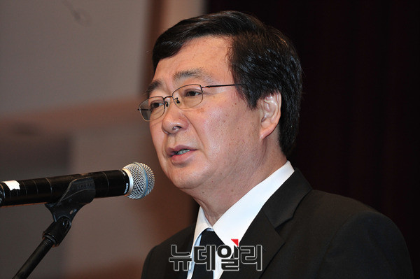 ▲ 김홍업 전 국회의원이 18일 오전 서울 동작구 국립서울현충원에서 열린 김대중 전 대통령 서거 6주기 추도식에서 유족대표로 인사를 하고 있다. 2015.08.18. ⓒ이종현 기자