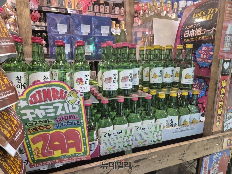 ▲ 하이트진로 참이슬 역시 전용 매대를 통해 소비자들과 만나고 있다. ⓒ조현우 기자