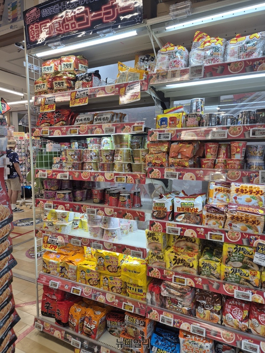 ▲ 신주쿠역 인근에 위치한 돈키호테 신주쿠점. 메가돈키호테와는 달리 한국 라면 매대가 크지 않다.ⓒ조현우 기자