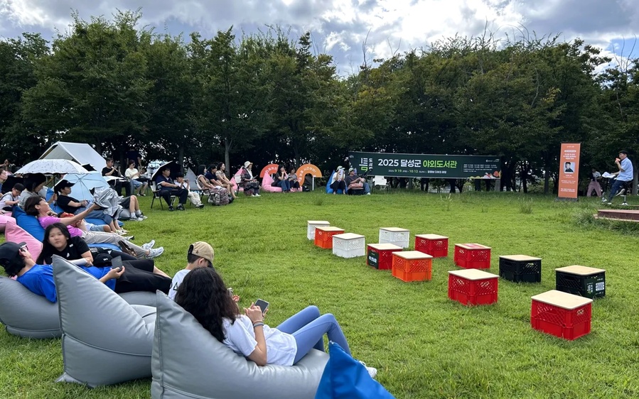 ▲ 읽을 틈에 조성된 리딩존. 빈백에 몸을 기대어 책과 휴식을 여유롭게 즐기는 시민들의 모습.ⓒ달성군