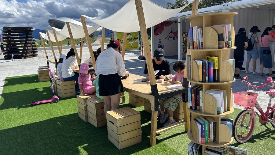 ▲ 쉴 틈 공간에서 열린 문장채집소 프로그램 모습. 시민들이 마음을 움직이는 문장을 고르고 있다.ⓒ달성군