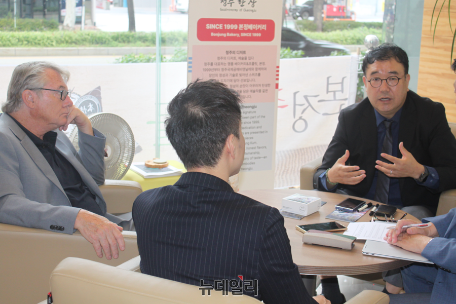 ▲ 장준환 변호사와 셰인 구포그 작가, 이종태 본정 대표가 본정 본사에서 좌담회를 하고 있다.ⓒ이길표 기자