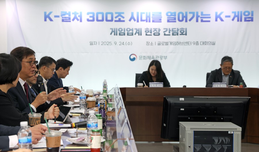 ▲ 최휘영 문화체육관광부 장관이 24일 경기 성남 판교 글로벌게임허브센터에서 게임업계 대표들을 만나 간담회를 갖고 새 정부의 게임 정책 방향을 논의하고 있다.ⓒ문체부