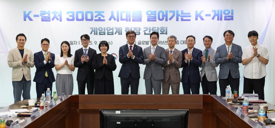 ▲ 최휘영 문화체육관광부 장관이 24일 경기 성남 판교 글로벌게임허브센터에서 게임업계 대표들을 만나 간담회를 마치고 기념촬영을 하고 있다.ⓒ문체부