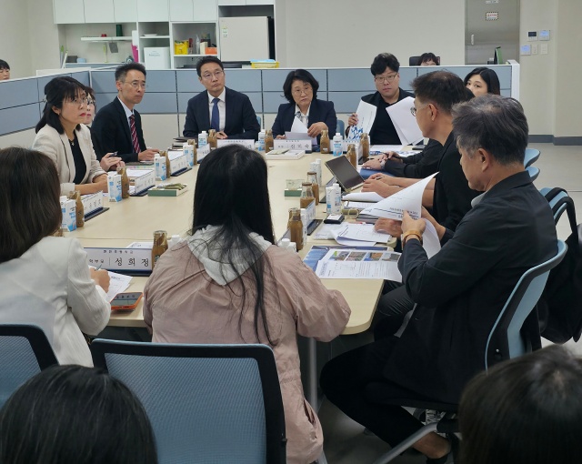 ▲ 동탄 현민초등학교 옹벽 붕괴위험 민원 해결을 위한 간담회ⓒ화성시의회 제공