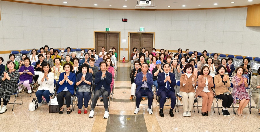 ▲ 경산시(시장 조현일)는 23일 여성회관 강당에서 교육생 등 100여 명이 참석한 가운데 '2025년 제40기 경산여성대학' 개강식을 개최했다.ⓒ경산시