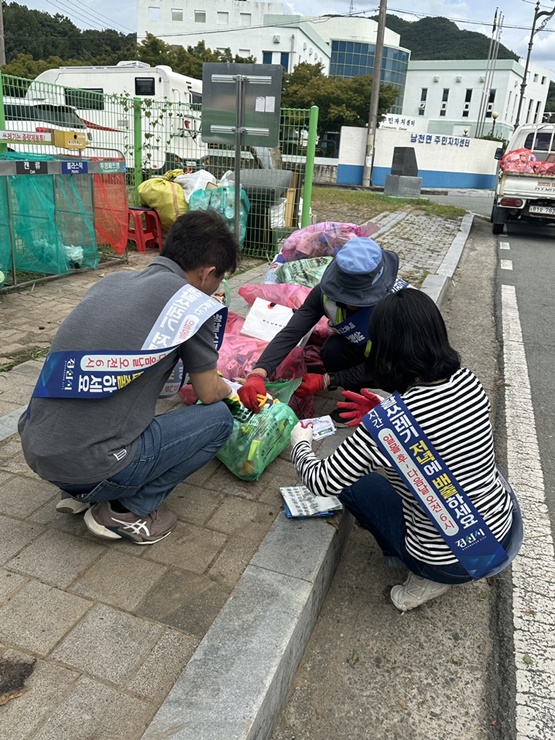 ▲ 경산시(시장 조현일)는 22일부터 30일까지 7일간 단독주택, 상가를 중심으로 단속반을 구성하여 불법투기 합동 단속과 올바른 분리배출 홍보 활동을 펼친다.ⓒ경산시