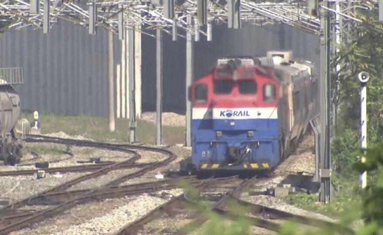 ▲ 지난해 10월 7일 새벽 대전조차장에서 야간에 선로를 막고 작업과 막차 운행도 허용하는 바람에 대형 참사가 날뻔한 일이 발행했지만, 기관사가 급제동, 큰 사고를 막았다. 코레일은 공사장 안전관리를 소홀하고 열차 운행 확인 등에 대한 책임을 물어 간부직원과 관제사 등 내부 관련자 4명을 직위 해제했다.ⓒTJB뉴스 캡처