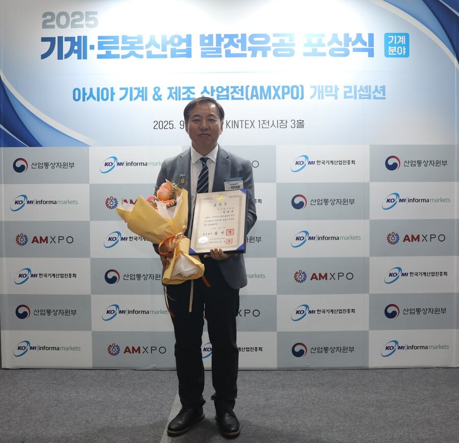 ▲ 신성이엔지 박덕준 이사가 기계·로봇산업(기계 분야) 발전유공 포상식에서 '국무총리 표창'을 수상한 후 기념촬영을 하고 있다.ⓒ신성이엔지