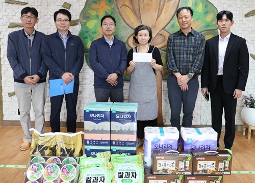 ▲ 강주엽 행복청장(왼쪽 세번 째)이 추석 명절을 앞둔 24일 세종시 전의면 소재 노인요양시설인 요셉의집을 방문헤 위문품을 전달한 뒤 기념촬영을 하고 있다.ⓒ행복청