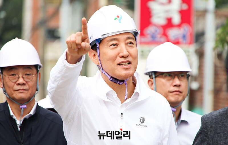 ▲ 오세훈 서울시장이 재개발 현장을 돌아보고 있다.