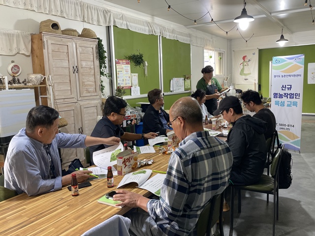 ▲ 경기도 농촌인력지원센터가 지난 23일 화성시 향남읍 맘애들농장에서 '신규 영농작업인 육성 교육'의 첫 회차를 진행하고 있다. ⓒ경기도농수산진흥원 제공