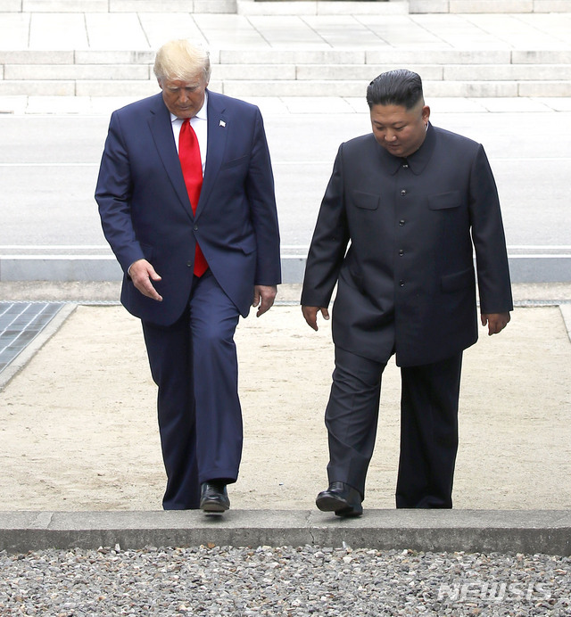 ▲ 도널드 트럼프 미국 대통령(좌)과 김정은 북한 국무위원장이 판문점 공동경비구역 군사분계선을 넘어 북측으로 갔다가 다시 남측으로 넘어오고 있다. 190630 ⓒ뉴시스