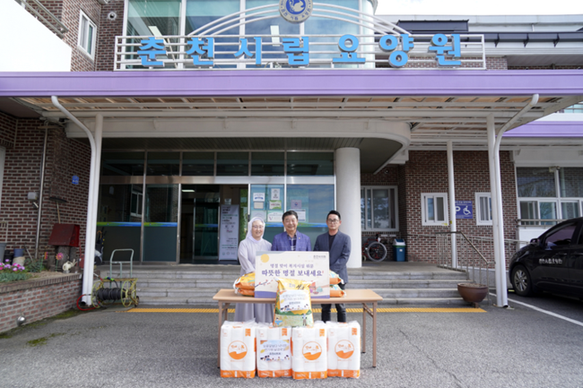 ▲ 춘천시의회(의장 김진호)가 지난 23일 춘천시 장애인 종합복지관, 춘천시립요양원 등을 방문해 추석 명절 맞이 위문품을 전달하고 시설 관계자를 격려했다. 춘천시의회는 매년 명절마다 관내 사회복지시설을 위문하며 지역사회의 이웃사랑과 나눔 문화 조성을 위해 노력하고 있다. 시의회는 26일까지 복지시설 25곳을 찾아 위문품을 전달할 예정이다. 김진호 의장은 