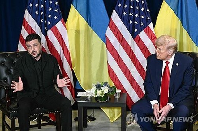 ▲ 볼로디미르 젤렌스키 우크라이나 대통령(좌)이 미국 뉴욕에서 유엔총회를 계기로 도널드 트럼프 미국 대통령과 양자회담을 진행하고 있다. 250923 AFP=연합뉴스. ⓒ연합뉴스