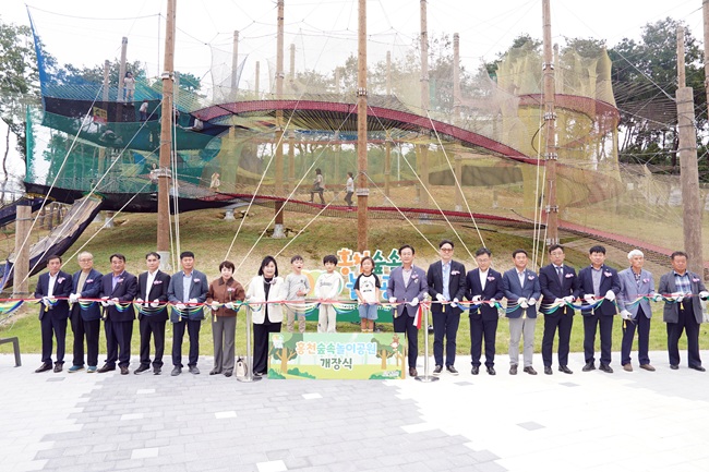 ▲ 홍천군(군수 신영재)이 24일 '홍천숲속놀이공원' 개장식을 가졌다. 홍천숲속놀이공원은 홍천군 영귀미면 개운리 406번지 일원에 총 5만7894㎡의 넓은 면적과 약 20m 이상의 아름드리 소나무 수백 그루가 있어 공원의 운치를 더한다. 또 숲속 놀이공원 내에는 도내 두 번째로 준공된 네트 어드벤처가 자리하고 있다.  ⓒ홍천군
