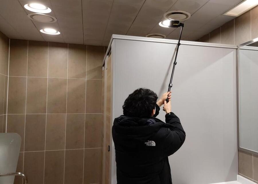 ▲ 공중화장실 점검 모습ⓒ광주시 남구청 제공