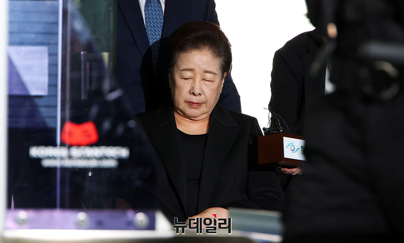 ▲ 불법정치자금을 전달한 혐의 등을 받고 있는 한학자 통일교 총재가 지난 22일 오후 서울 서초구 서울중앙지법에서 열린 구속 전 피의자심문(영장실질심사)에 출석하고 있다. ⓒ서성진 기자