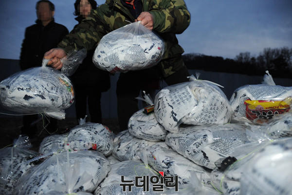 ▲ '인민의소리' 유상준 단장과 북한인권운동가 강재천씨 등이 11일 오후 경기도 파주 인근의 한 공터에서 대북전단 살포 작업을 벌이고 있다. 2016.02.11. ⓒ뉴데일리DB