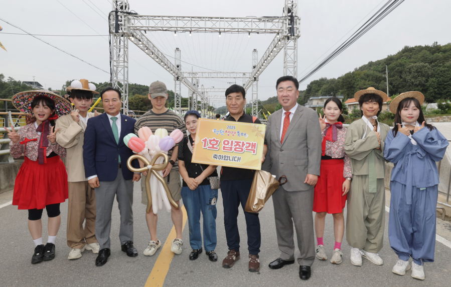 ▲ 24일 청원구 오창읍에서 2025 청원생명축제 개장식을 가진 가운데 1호 입장객(가운데 왼쪽부터 오창읍 거주 배길자, 김민섭 씨).ⓒ청주시