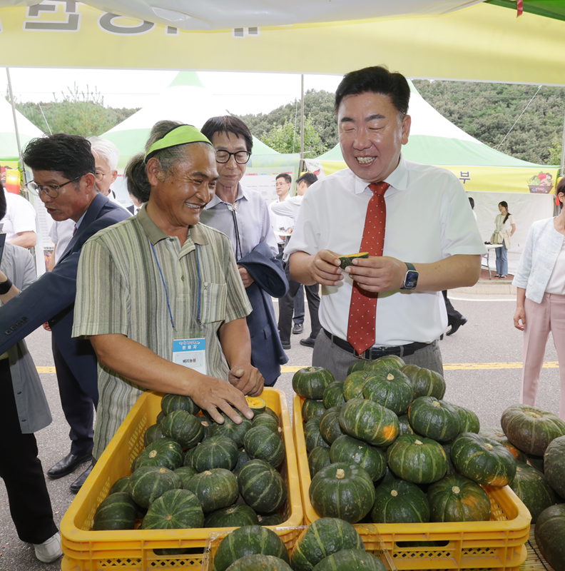 ▲ 이범석 청주시장이 2025 청원생명축제 개장식을 마친 뒤 부스를 돌며 한 농민과 호박 생산 등에 관해 이야기를 하고 있다.ⓒ청주시