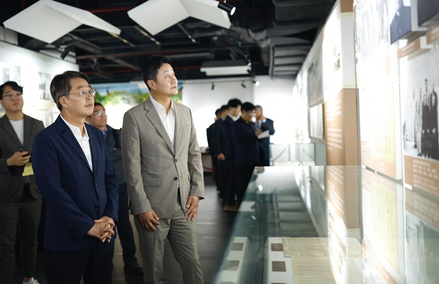 ▲ 김동연 경기도지사(왼쪽)와 김진경 경기도의회 의장이 24일 중국 충칭시에 위치한 한국광복군 총사령부를 찾아 전시실과 복원된 총사령부 집무공간을 참관하고 있다. ⓒ경기도 제공