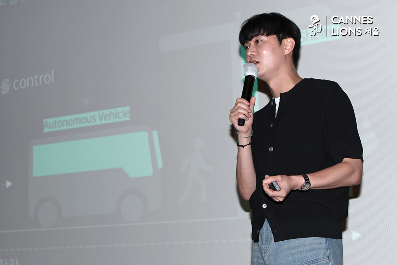 ▲ 계경현 카카오모빌리티 이사가 'K컬쳐와 IT기술의 만남, 온·오프라인 미디어 활용 마케팅'을 주제로 발표하고 있다 ⓒ서성진 기자