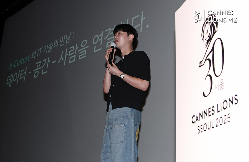 ▲ 계경현 카카오모빌리티 이사가 'K컬쳐와 IT기술의 만남, 온·오프라인 미디어 활용 마케팅'을 주제로 발표하고 있다 ⓒ서성진 기자