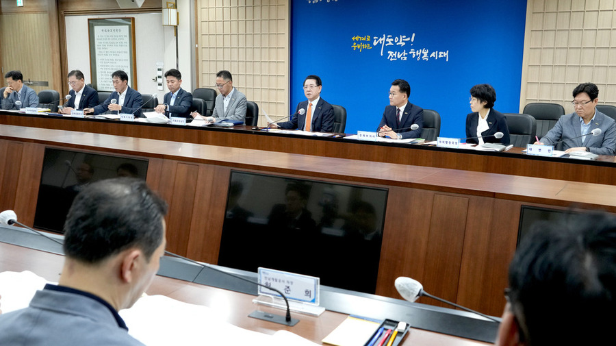 ▲ 김영록 전라남도지사가 24일 도청 서재필실에서 실국장 및 관련 기관이 참석한 가운데 ‘전남 에너지미래도시 100일 플랜 klck-off 회의’를 주재하고 있다.ⓒ전라남도 제공