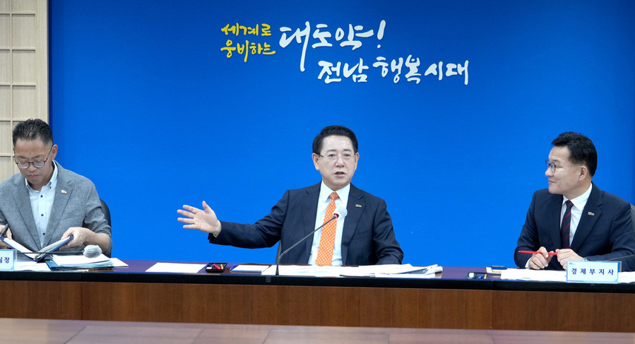 ▲ 김영록 전라남도지사가 24일 도청 서재필실에서 실국장 및 관련 기관이 참석한 가운데 ‘전남 에너지미래도시 100일 플랜 klck-off 회의’를 주재하고 있다.ⓒ전라남도 제공