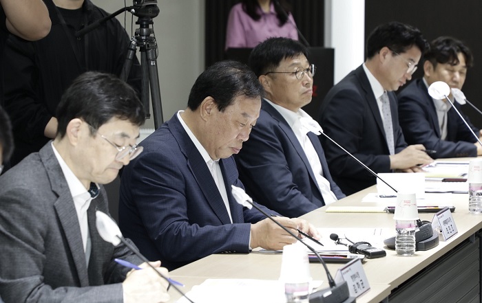 ▲ 최민호 세종시장이 24일 서울 여의도 중소기업중앙회에서 지역구 강준현, 김종민 국회의원 초청 정책설명회를 열고 정부예산 반영 과제와 현안사업을 건의하고 있다.ⓒ세종시