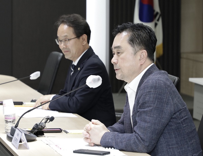 ▲ 24일 오후 서울 여의도 중소기업중앙회에서 열린 지역구 국회의원 초청 정책설명회에서 김종민, 강준현 의원이 최민호 세종시장의 건의 내용을 듣고 있다.ⓒ세종시