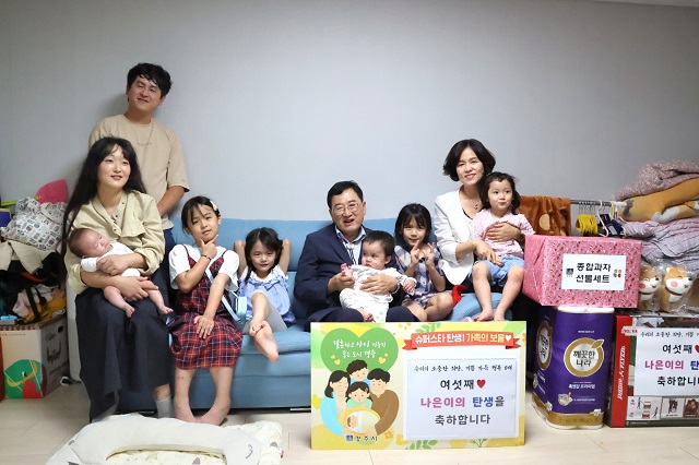 ▲ 주낙영 시장과 관계 공무원들이 지난 23일 충효동 여섯째 출산 가정을 방문해 가족들과 함께 기념촬영을 하고 있다.ⓒ경주시