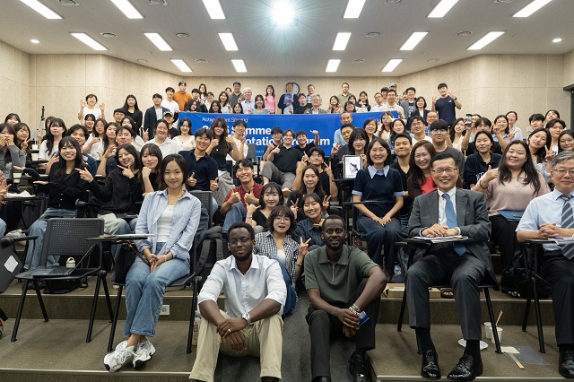 ▲ ‘2025년 여름학기 글로벌 로테이션 프로그램(GRP) 성과공유회’ 참석자들이 단체사진을 촬영하고 있다.ⓒ한동대