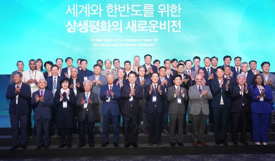 ▲ 김영록 전라남도지사가 24일 영암 호텔현대 바이라한목포에서 ‘세계와 한반도를 위한 상생평화의 새로운 비전’을 주제로 열린 ‘2025 김대중 평화회의 개막식’에 참석해 외교사절 및 내빈 등 참석자들과 기념촬영을 하고 있다.ⓒ전라남도 제공