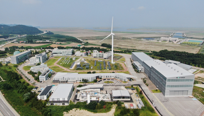 ▲ 전북 부안 신재생에너지단지 내에 위치한 현대건설 수전해 기반 수소 생산기지 전경. ⓒ현대건설