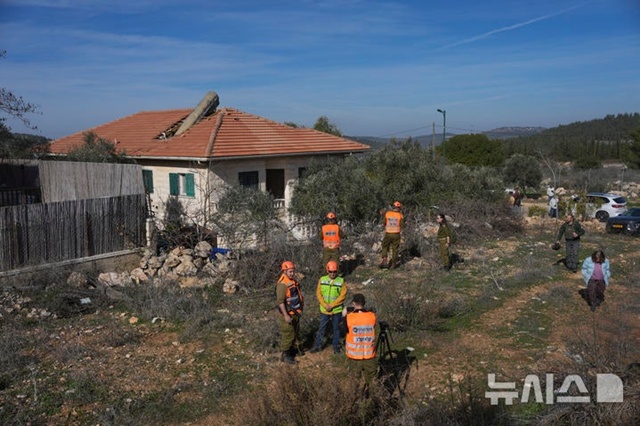 ▲ 이스라엘 예루살렘 인근 마을 메보 베이타르에서 이스라엘 군인들이 한 주택 지붕에 떨어진 예멘 후티 반군의 미사일 파편을 조사하고 있다. 250114 AP/뉴시스. ⓒ뉴시스