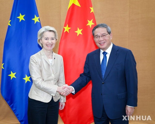 ▲ 우르줄라 폰 데어 라이엔 유럽연합(EU) 집행위원장(좌)과 리창 중국 총리가 미국 뉴욕에서 진행 중인 유엔총회를 계기로 만나 악수하고 있다. 250924 신화/뉴시스. ⓒ뉴시스