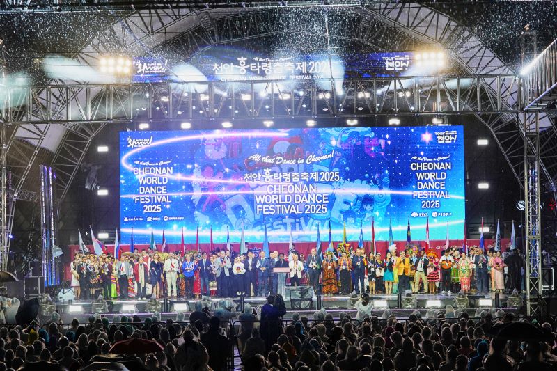 ▲ 24일 천안종합운동장 주무대에서 ‘천안흥타령춤축제 2025’ 개막식이 열리고 있다.ⓒ천안시