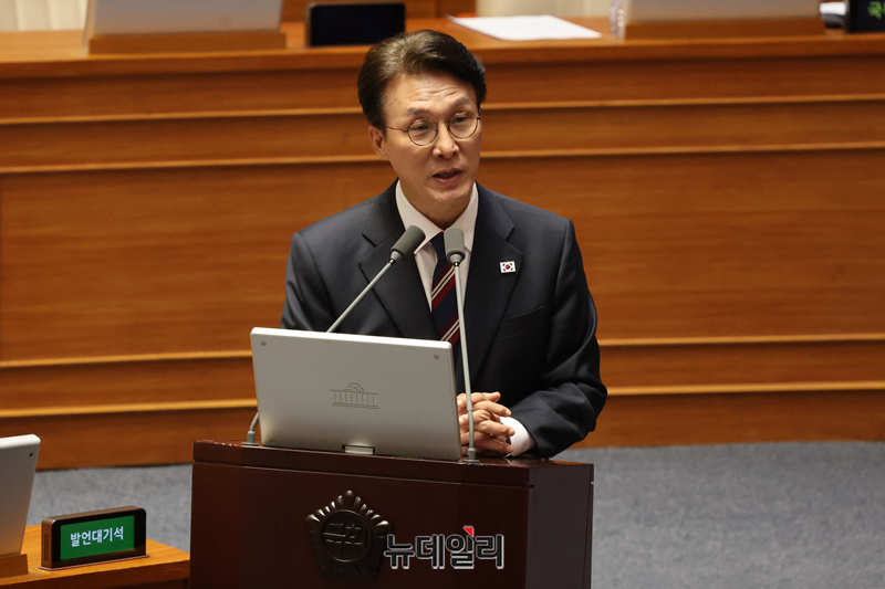 ▲ 김민석 국무총리가 지난 18일 국회 본회의장에서 열린 교육·사회·문화 분야 대정부질문에서 의원들의 질문에 답하고 있다. ⓒ이종현 기자