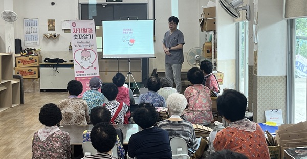 ▲ 충남 부여군 보건소가 지난 24일 부여시니어클럽에서 심뇌혈관질환 예방조기 교육을 하고 있다.ⓒ부여군