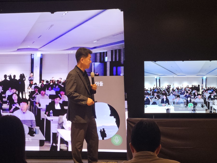 ▲ 백선필 TV 상품 기획담당(상무)가 25일 오전 서울 영등포구 LG트윈타워에서 열린 'LG 이지 TV' 신제품 기자 설명회에서 'LG 버디' 기능으로 영상 통화를 하고 있다.ⓒ윤아름 기자