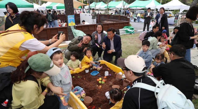 ▲ 지난 4월 성남시 육아종합지원센터 인근에서 열린 육아데이 행사에서 참여 어린이들이 모래놀이를 하고 있다. ⓒ성남시 제공
