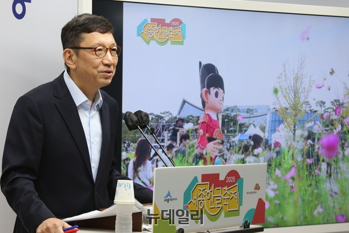 ▲ 박영국 세종시문화관광재단 대표이사가 25일 오전 세종시청 정음실에서 세종한글축제와 관련해 언론브리핑을 하고 있다.ⓒ이길표 기자