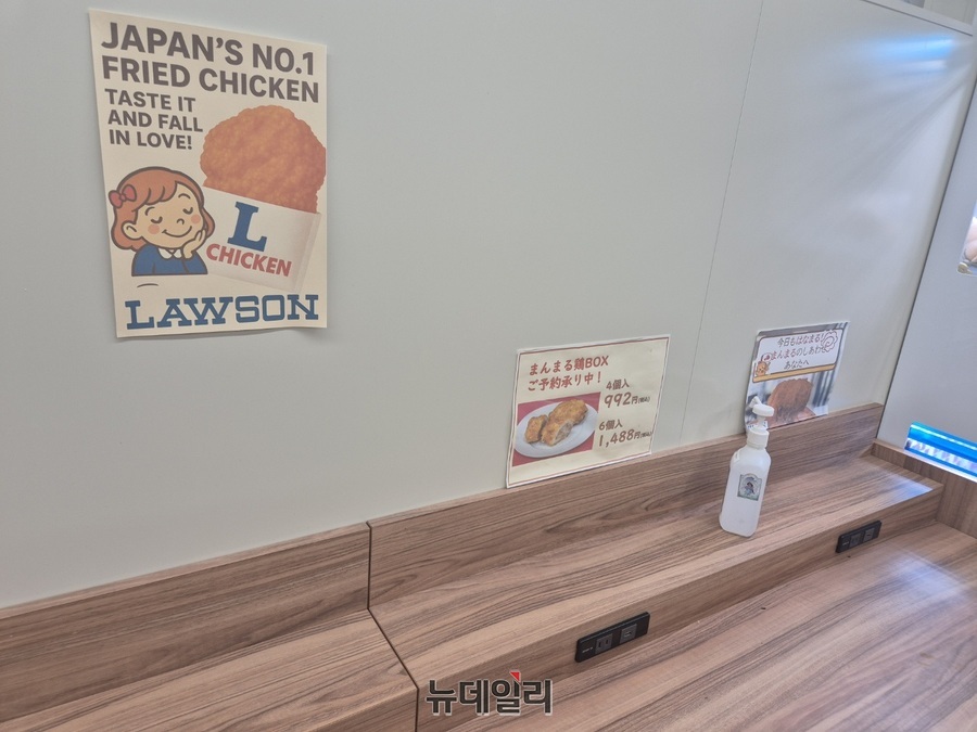 ▲ 콘센트를 배치해 휴대전화와 노트북 등 충전이 가능하게 한 취식 공간도 눈에 띄었다.ⓒ조현우 기자