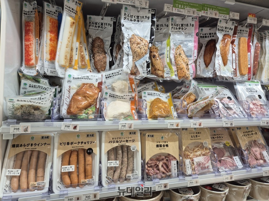 ▲ 패밀리마트 역시 PB를 세분화했으며, 각 지역에 퍼져있는 편의점의 특성을 활용해 지역사회와 소비자를 연결하는 플랫폼의 역할도 수행하고 있었다.ⓒ조현우 기자