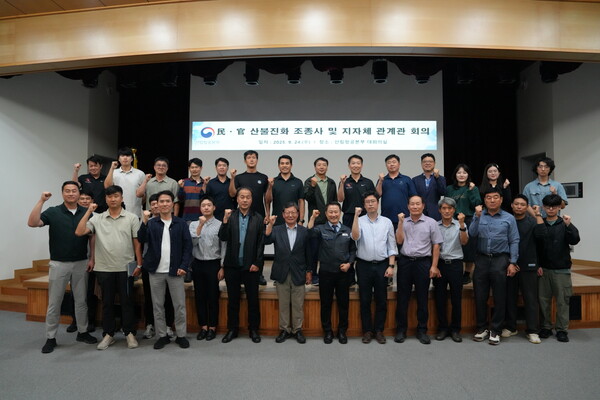 ▲ 산림항공본부에서 민관합동 산불진화헬기 조종사 합동교육 후 기념 촬영을 하고 있다. ⓒ산림청