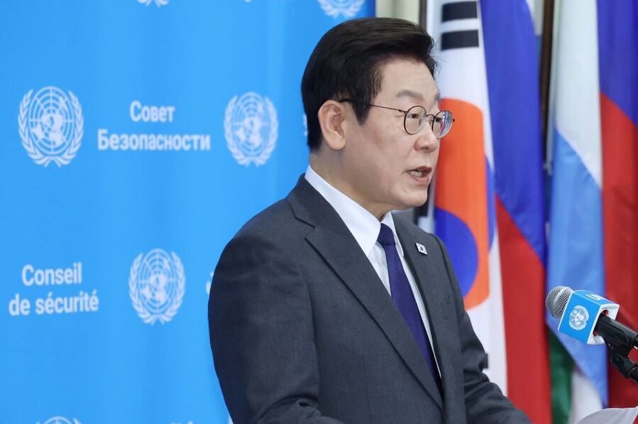 ▲ 이재명 대통령이 24일(현지시간) 미국 뉴욕 유엔본부에서 안전보장이사회 의장 자격으로 공개 토의에 앞서 약식 브리핑을 하고 있다. ⓒ뉴시스