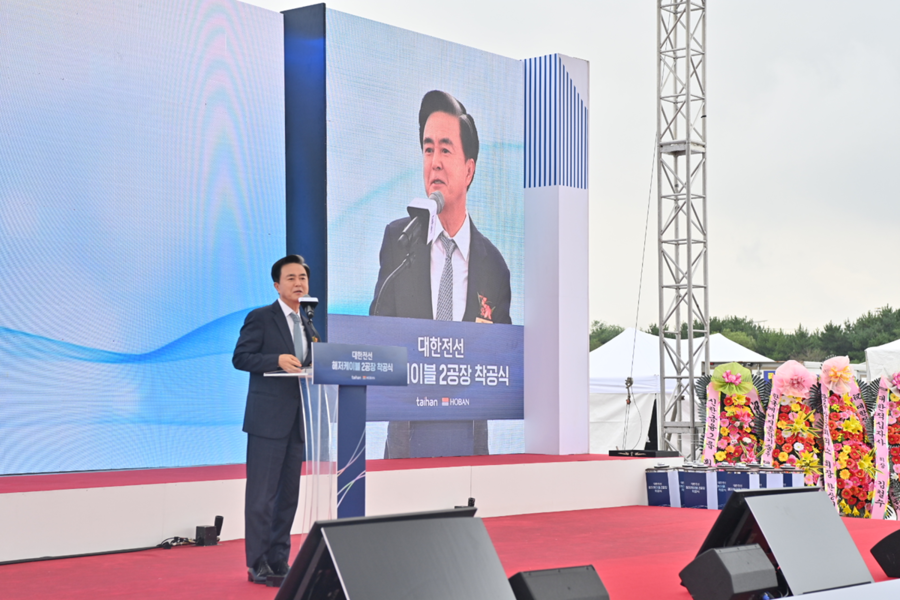 ▲ 김태흠 충남도지사가 25일 당진 아산국가산업단지 고대지구에서 대한전선의 해저케이블 2공장 착공식에서 축사하고 있다. ⓒ충남도